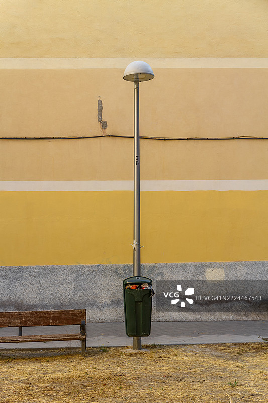 路灯、垃圾桶和长椅图片素材