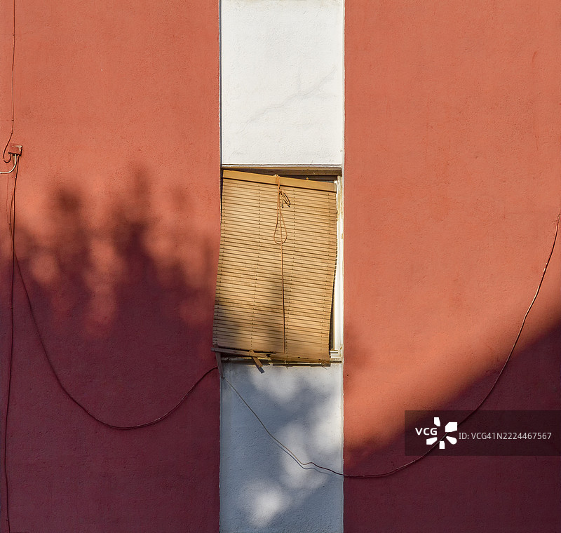 一扇有歪斜百叶窗的窗户图片素材