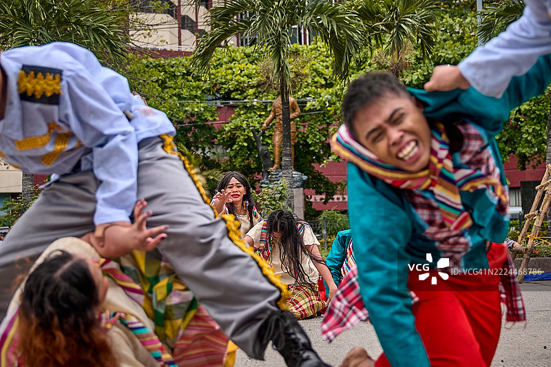 阿尔辛科·德·诺维恩布雷节的舞者。图片素材