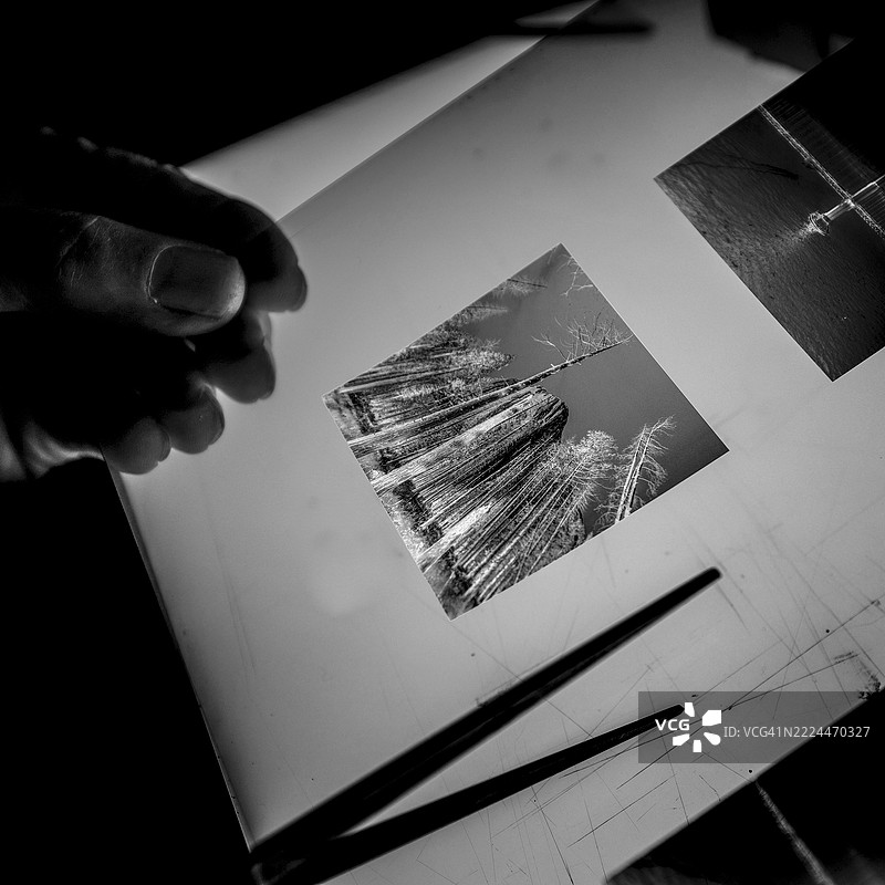 在暗房中冲洗照片图片素材