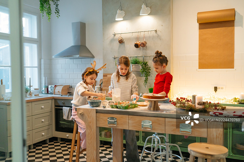 制作圣诞饼干时的乐趣图片素材