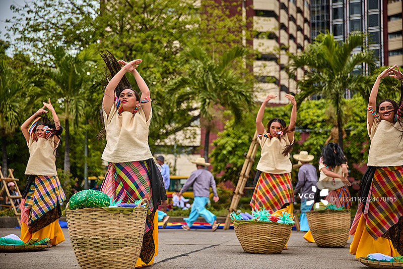 阿尔辛科·德·诺维恩布雷节的舞者。图片素材
