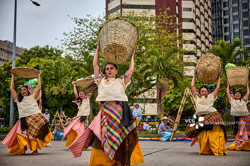 阿尔辛科·德·诺维恩布雷节的舞者。图片素材