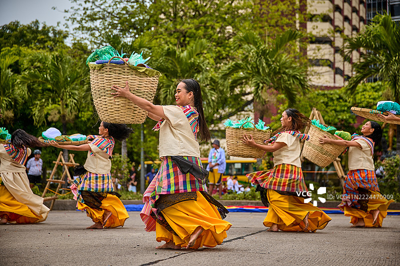 阿尔辛科·德·诺维恩布雷节的舞者。图片素材
