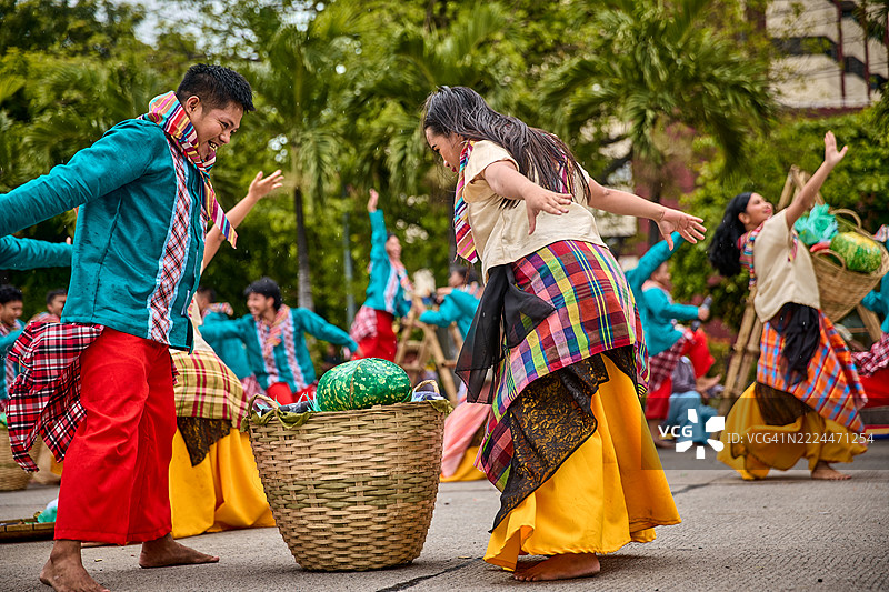 阿尔辛科·德·诺维恩布雷节的舞者。图片素材