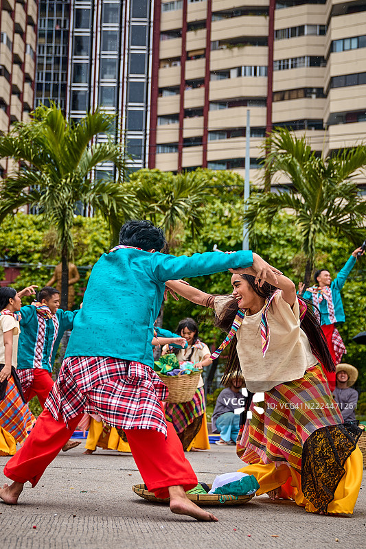 阿尔辛科·德·诺维恩布雷节的舞者。图片素材