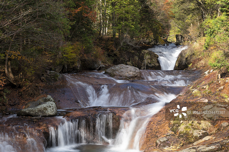秋季的层叠瀑布风景（日本押鸟隐之滝）图片素材