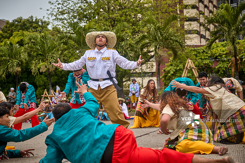 阿尔辛科·德·诺维恩布雷节的舞者。图片素材