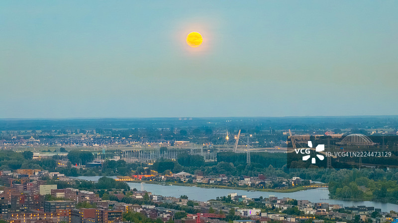 荷兰上空的满月图片素材