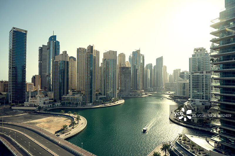 迪拜码头的城市天际线和现代摩天大楼在日出时分。图片素材