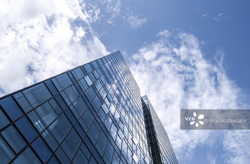 仰望城市中的现代摩天大楼。图片素材