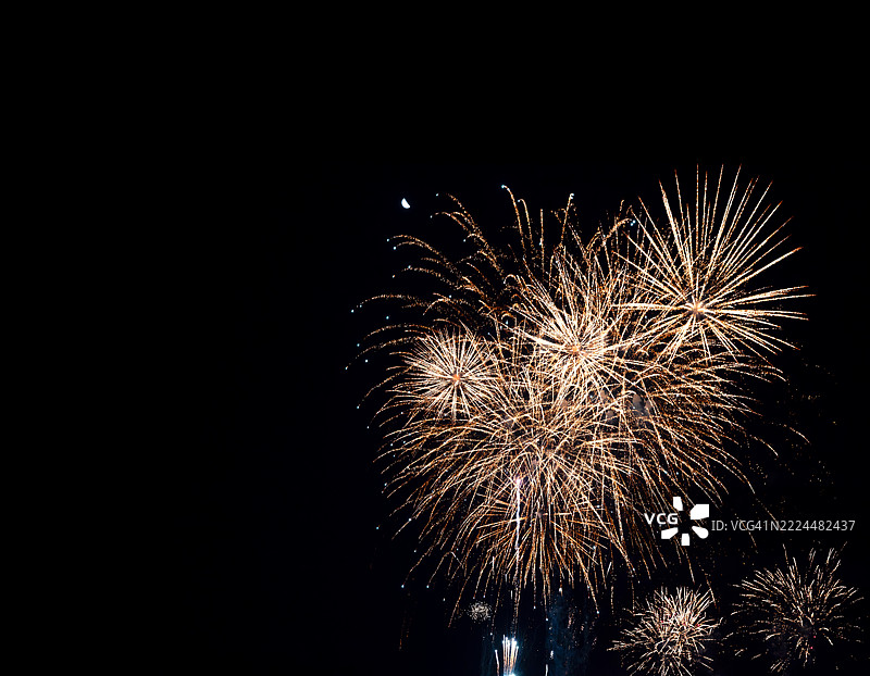 夜空中的烟花。图片素材