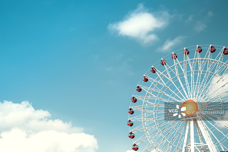 冲绳日本的摩天轮与蓝天。图片素材