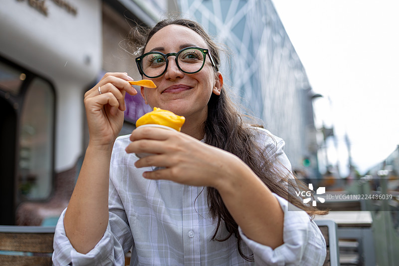 无忧无虑的女人在炎热的夏日享用芒果冰淇淋图片素材