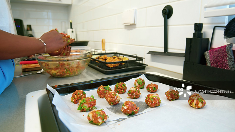 女人在家里的厨房准备肉丸图片素材