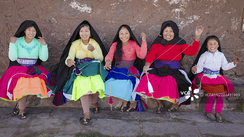 一群女性在秘鲁的的的喀喀湖塔基莱岛上手工纺羊毛图片素材