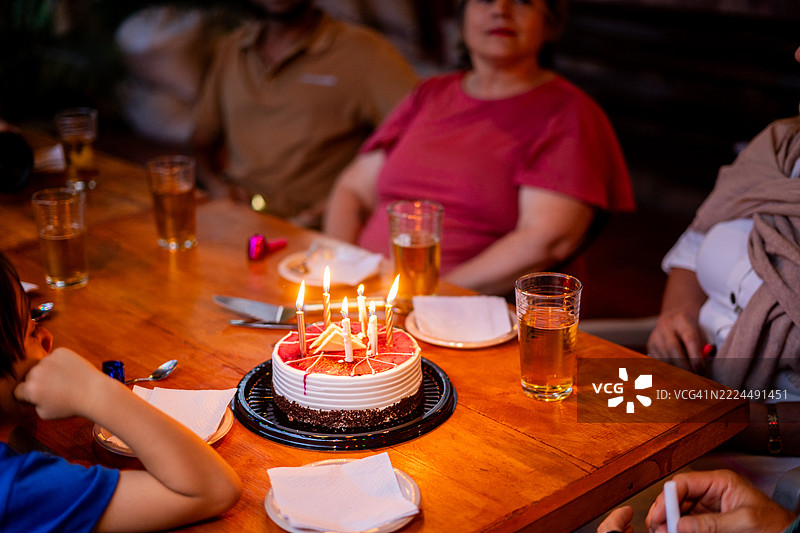 家庭聚在家中，生日蛋糕的特写镜头图片素材