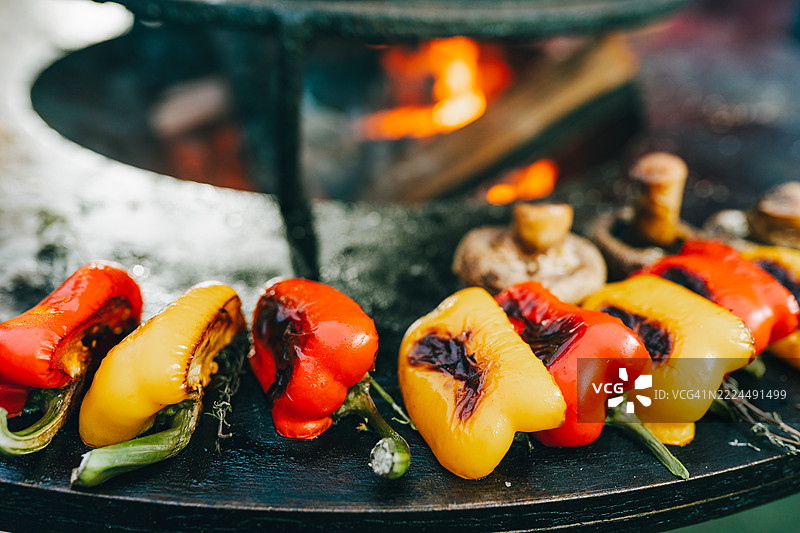 在烧烤架上烤制五彩的甜椒和蘑菇图片素材