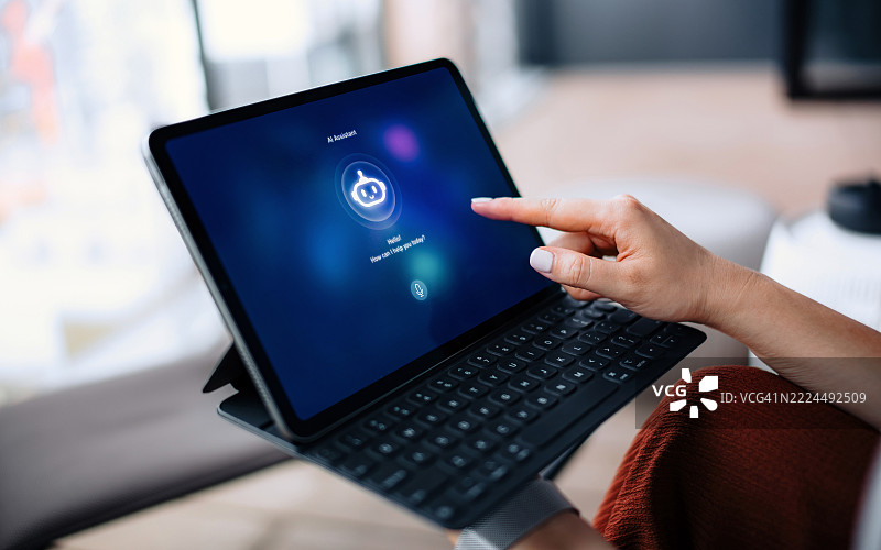 年轻亚洲女性在数字平板上使用ChatGPT AI聊天机器人虚拟助手应用程序，提升工作和日常互动。在线机器人系统。人工智能服务。虚拟现实和增强现实技术的概念。人们、人工智能、创新与科技。图片素材