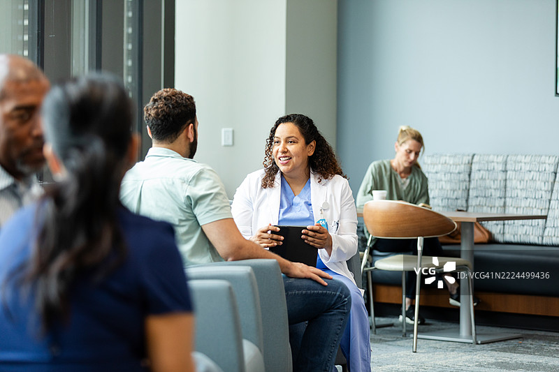 医生在医疗诊所与患者交谈图片素材