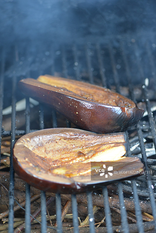 烧烤架上的茄子图片素材
