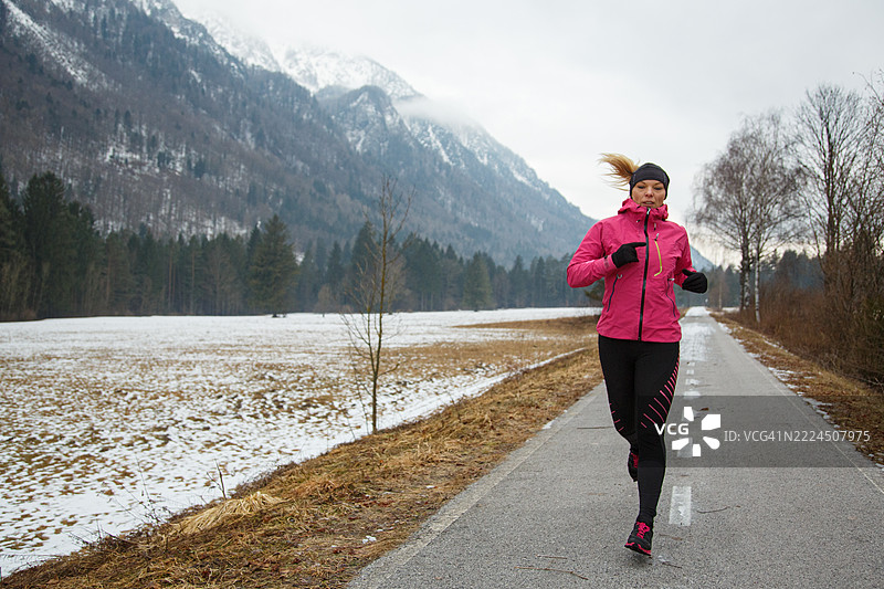 冬天跑步的女人图片素材