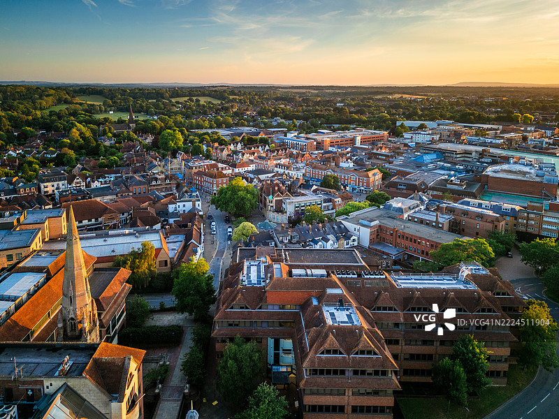 英格兰西萨塞克斯的霍舍姆镇在黄金时刻的鸟瞰图图片素材