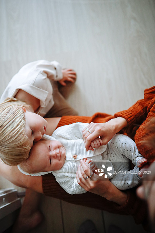 爱情三角：母亲与不同年龄孩子之间的特殊纽带图片素材