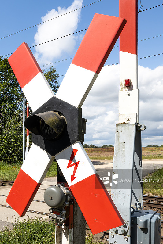 铁路道口的斜十字标志图片素材