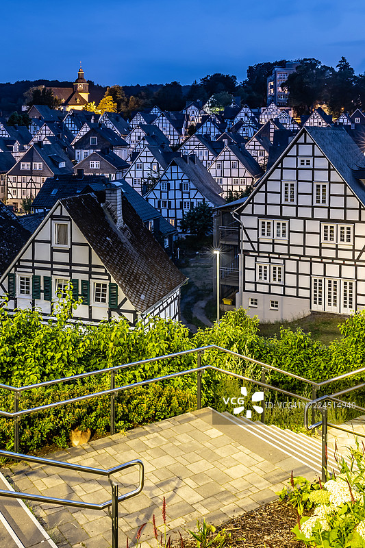 德国传统历史的半木结构房屋位于弗罗伊登贝格的老城区，蓝色时光下（北莱茵-威斯特法伦）图片素材