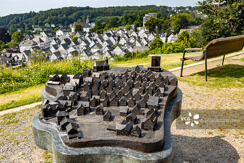 弗伦登贝格老城的模型雕塑，背景是传统的半木结构房屋（德国北莱茵-威斯特法伦州）图片素材