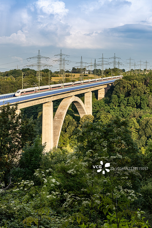 德国高速列车ICE（城际快车）在大型现代混凝土桥（拉恩塔尔桥）上行驶图片素材