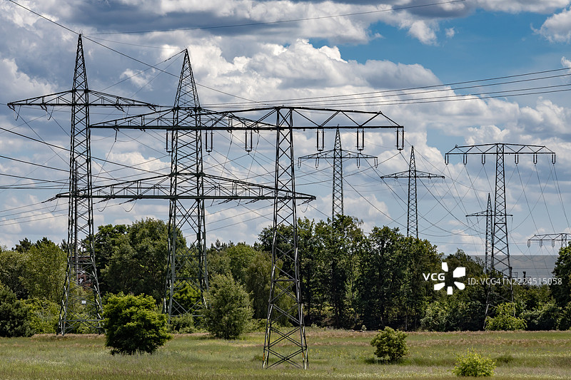 许多大型电力塔延伸至地平线图片素材