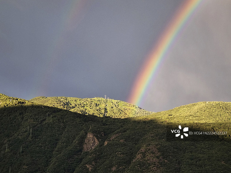 意大利湖区伦巴第大区瓦雷泽省的卡德里尼亚山上的彩虹图片素材