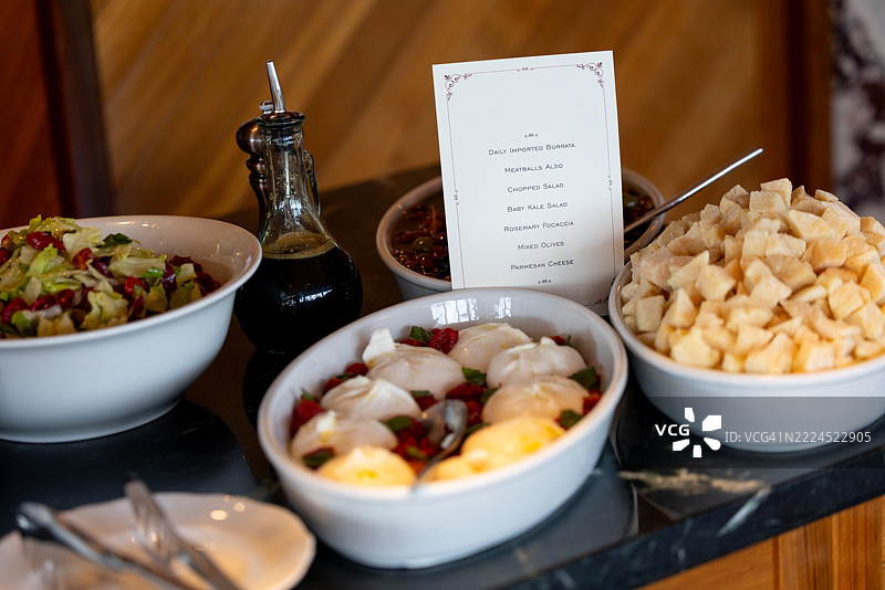 沙拉和奶酪自助餐与菜单卡图片素材