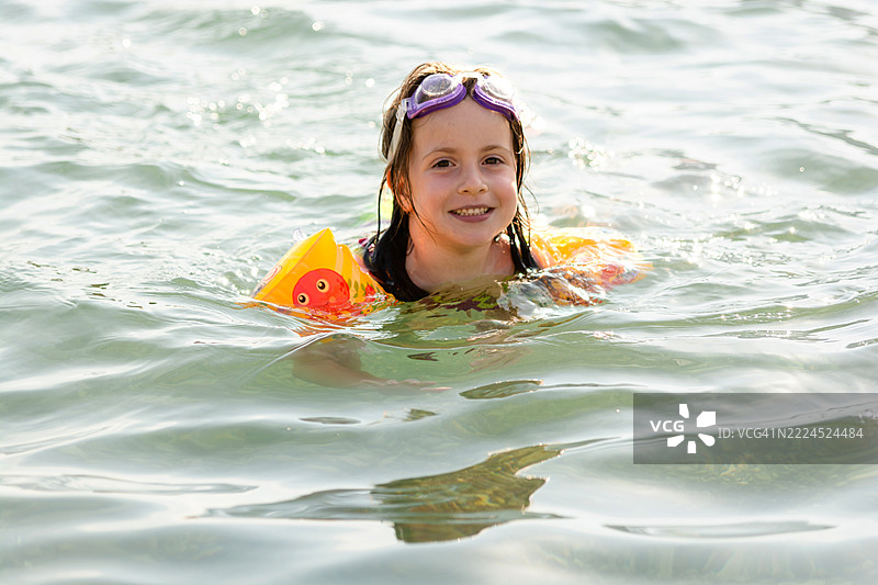 孩子在海里游泳图片素材