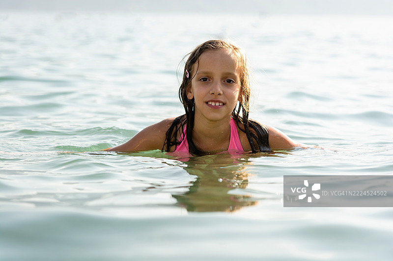 孩子在海里游泳图片素材