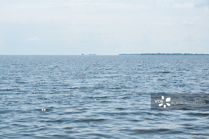 海洋与地平线上多云的天空图片素材