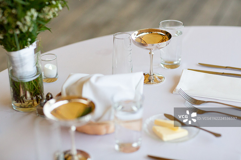 优雅的餐桌布置与金色香槟杯图片素材