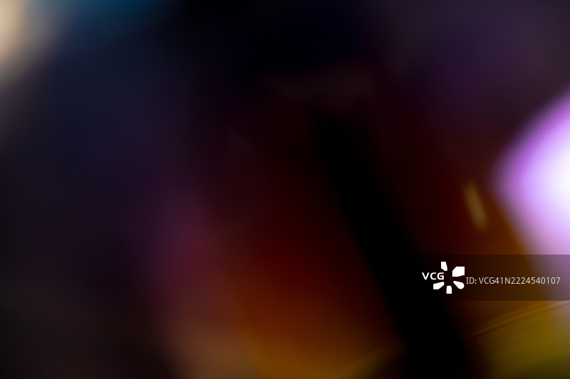 抽象的深色渐变雾霭，带有微妙的彩虹光辉，适合未来感的90年代美学图片素材