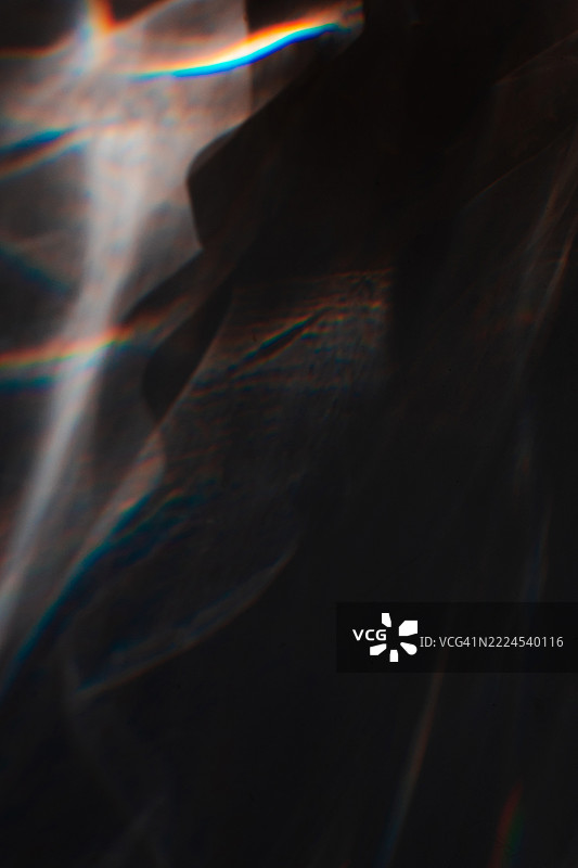 现代2000年代美学的抽象黑暗棱镜效果与微妙的彩虹故障图片素材