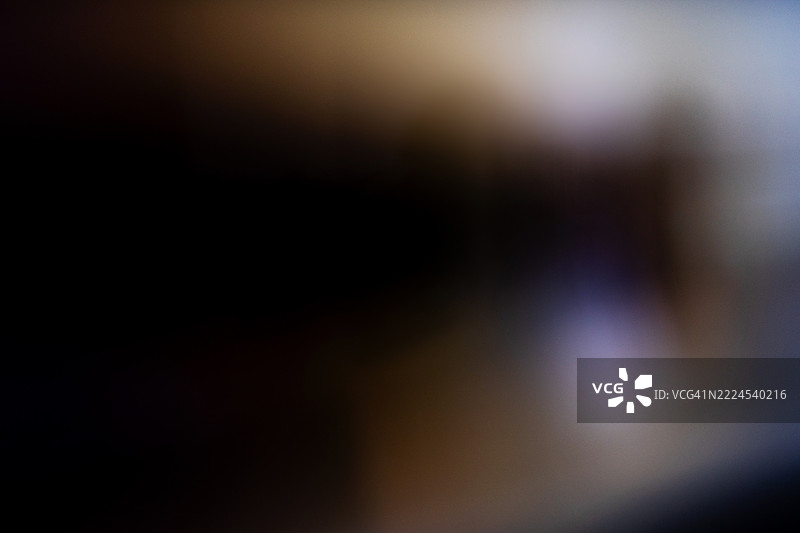 模糊的深色渐变，带有紫色和棕色的暗示图片素材