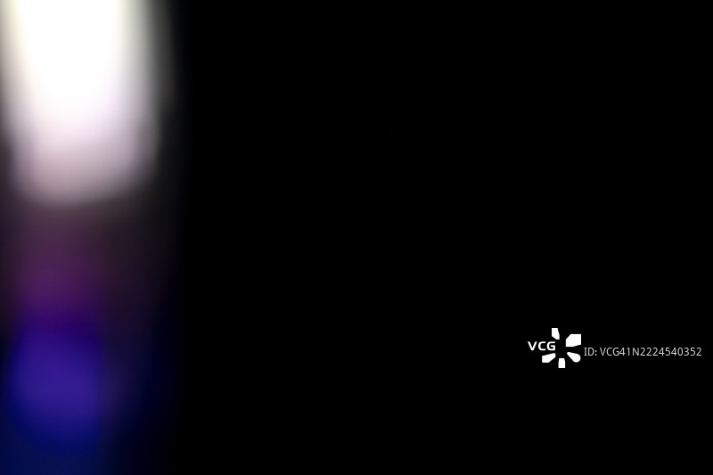 未来Y2K设计中的抽象模糊光效，采用霓虹紫、蓝、白色调图片素材
