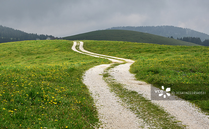 意大利威尼托地区阿西亚戈的天空下的田野美景图片素材