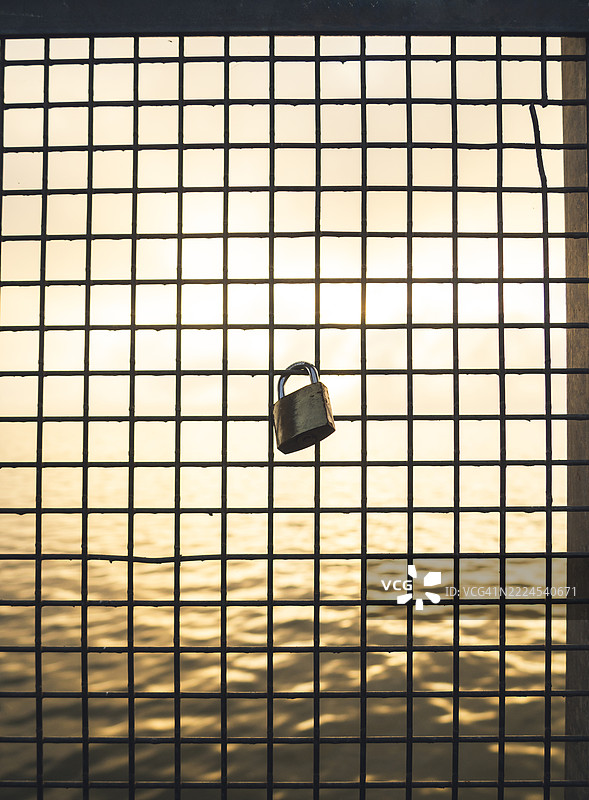 栅栏上的锁的特写，波萨达斯，米西奥内斯，阿根廷图片素材