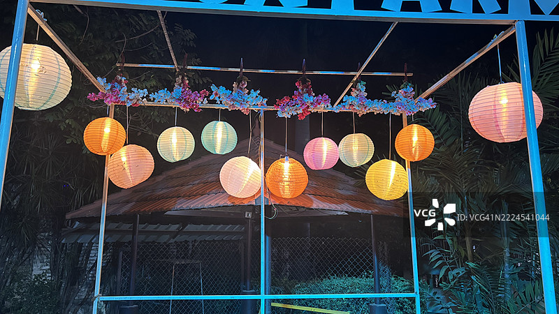 夜晚低角度视图，照亮的灯笼悬挂在空中，印度泰米尔纳德邦的Theni Allinagaram图片素材