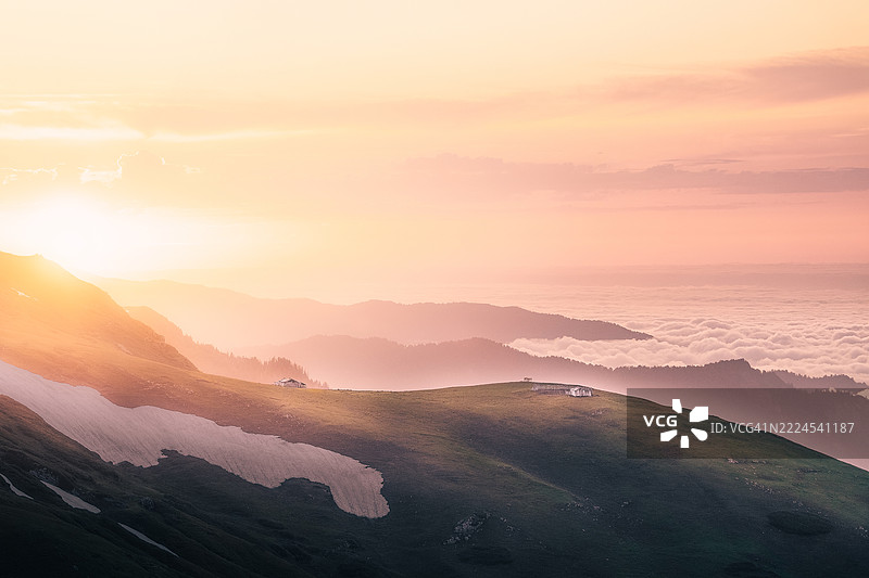 格鲁吉亚日落时分的天空与山脉美景图片素材