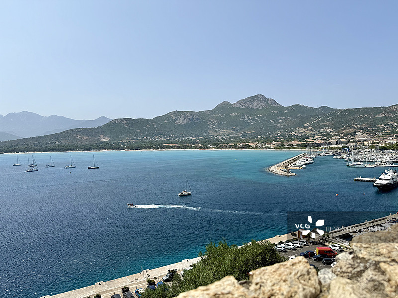 卡尔维湾的光辉拥抱，卡尔维，科西嘉，法国图片素材