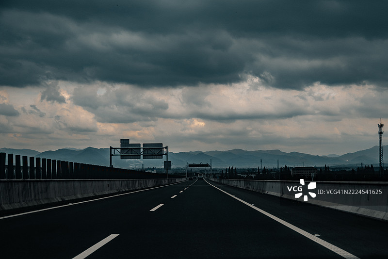 空旷的道路与天空，浙江省，中国图片素材