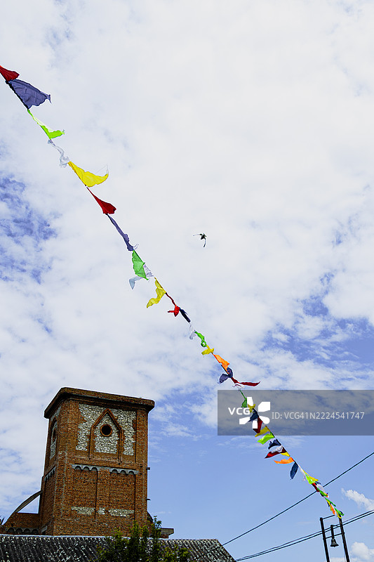 低角度视图下五彩缤纷的彩旗悬挂在天空中，乌克兰图片素材